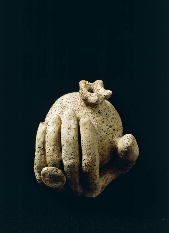 手,无人,竖图,室内,石榴,雕塑,艺术,装饰,雕像,陶瓷制品,饮食,人体,摄影,手艺,美术工艺,彩图