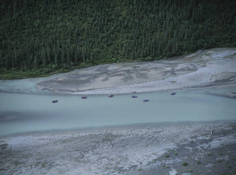 横图,俯视,航拍,室外,白天,旅游,度假,河流,美景,森林,雪,美国,地形,景观,山谷,娱乐,风景,自然,享受,休闲,景色,放松,摄影,宁静,漂流,国家公园,鸟瞰,自然风光,阿拉斯加,北极之门国家公园,自然地理,休闲活动,彩图,高角度拍摄