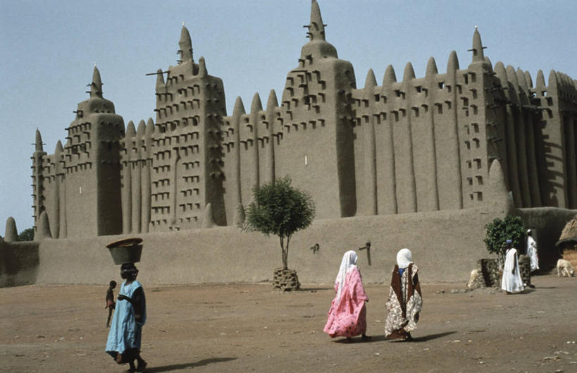 成年人,横图,室外,白天,建筑,日光,马里,历史,树,地标建筑,头顶,摄影,伊斯兰教,清真寺,干的,万里无云,美术工艺,女人,步行,彩图,传统服装,传统文化