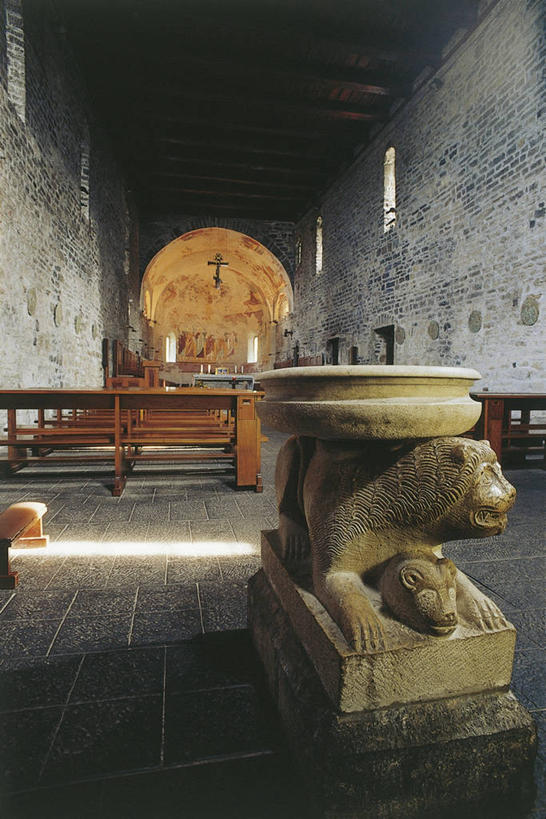 无人,竖图,室内,白天,建筑,意大利,长椅,历史,摄影,宁静,基督教,简单,透视图,伦巴第大区,美术工艺,圣水,彩图