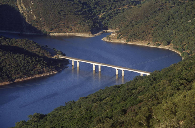 无人,横图,俯视,室外,白天,旅游,度假,河流,美景,森林,山,西班牙,地形,景观,桥,联系,娱乐,风景,自然,享受,休闲,景色,放松,摄影,国家公园,自然风光,埃斯特雷马杜拉,塔霍河,自然地理,彩图,高角度拍摄