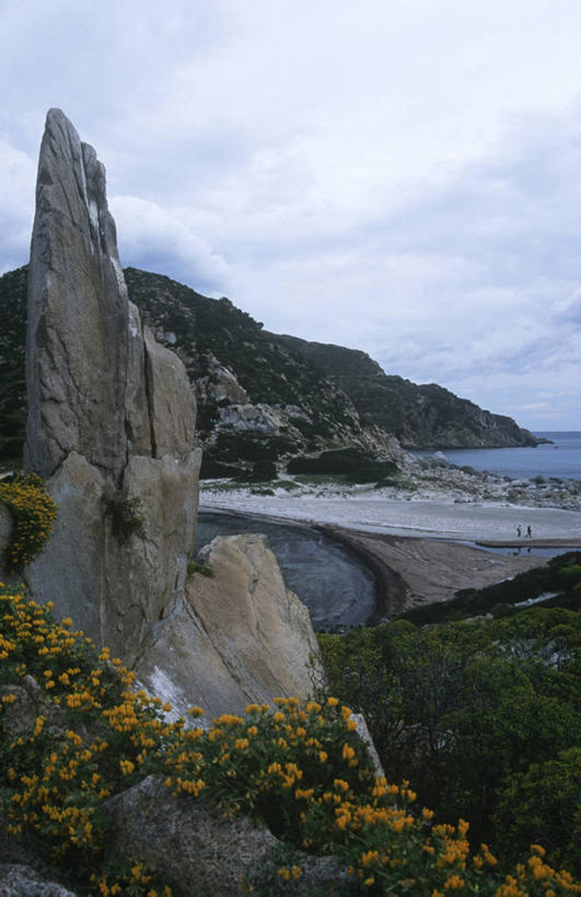 无人,竖图,室外,白天,旅游,度假,海洋,美景,山,植物,多云,意大利,地形,海岸线,景观,娱乐,风景,自然,享受,休闲,景色,放松,摄影,宁静,岩层,自然风光,卡利亚里,撒丁岛,自然地理,海滩,岩石,彩图