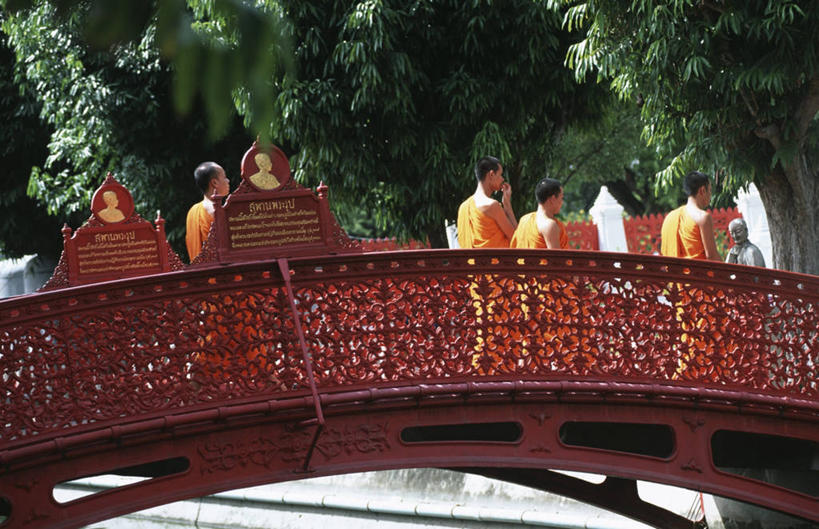 成年人,横图,室外,白天,建筑,曼谷,泰国,长袍,首都,树,社区,摄影,佛教,人行桥,云石寺,僧侣,步行,彩图