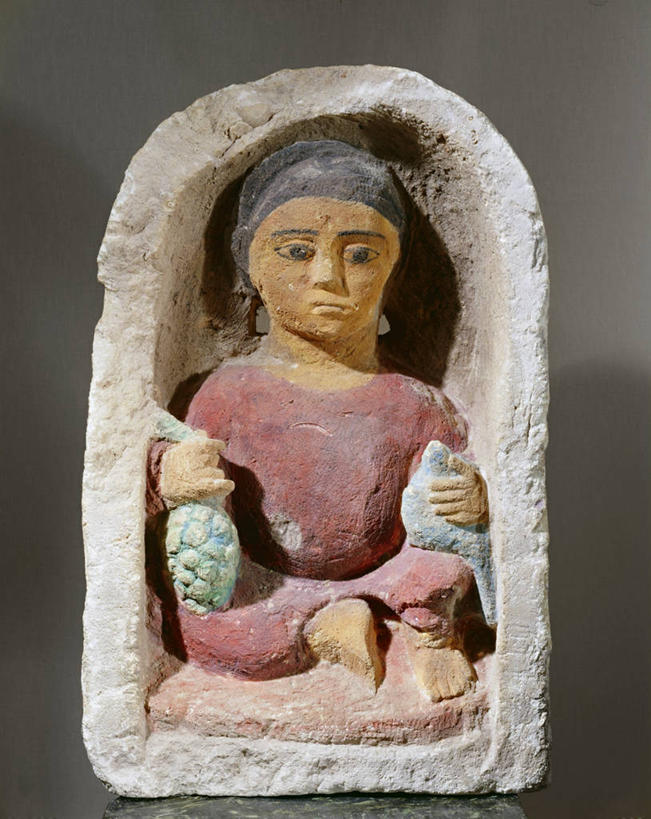 无人,坐,竖图,正面,葡萄,水果,神话,斑鸠,串,二郎腿,拿着,历史,文化,饮食,一个,摄影,宗教,单个,传说,石灰石,古埃及文明,古代文明,灵性,美术工艺,母性之神,生育之神,埃及神话,伊希斯,彩图,影棚拍摄,浅浮雕,过去