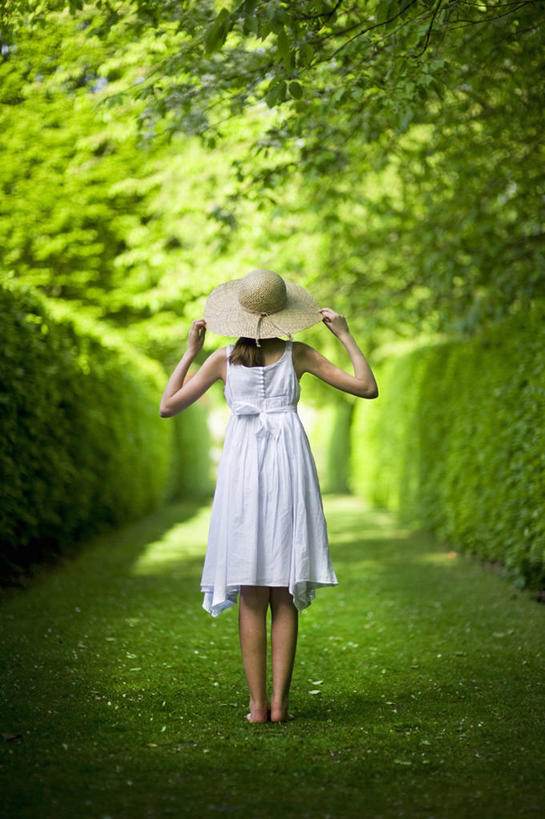 儿童,一个人,站,竖图,室外,白天,纯洁,草坪,美景,植物,帽子,英国,仅一个女性,仅一个人,草帽,庭院,景观,小路,英格兰,草,小孩,背面,衣服,自然,遮阳帽,夏天,仅一个小孩,景色,可爱,童年,童趣,摄影,生活方式,自然风光,童真,烂漫,无邪,树篱,天真,女孩,女人,女性,孩子,彩图,女生,太阳裙,花园路