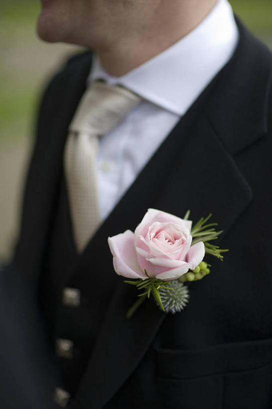 成年人,中年人,一个人,新郎,竖图,室外,特写,白天,侧面,婚礼,美景,植物,玫瑰,英国,仅一个男性,仅一个人,仅一个中年男性,景观,领带,英格兰,花,粉色,自然,景色,摄影,生活方式,自然风光,茄克,男人,男性,中年男性,彩图,襟花