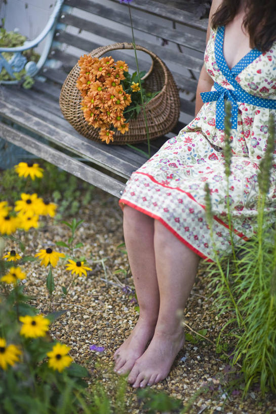 成年人,一个人,坐,竖图,室外,特写,白天,侧面,美景,植物,英国,仅一个女性,木制,篮子,长椅,庭院,景观,英格兰,花,自然,花束,夏天,赤脚,景色,摄影,生活方式,自然风光,女人,彩图,对焦,太阳裙
