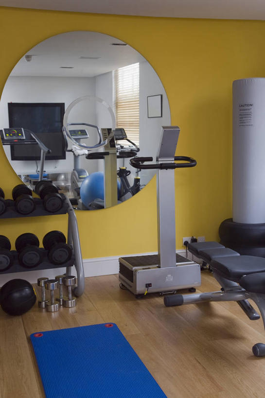 无人,健身房,竖图,彩色,室内,白天,锻炼,镜子,墙,设备,现代,英格兰,物品,黄色,健身器械,摄影,五颜六色,色彩斑斓,五彩缤纷,五彩斑斓,五光十色,切尔滕汉姆,彩图