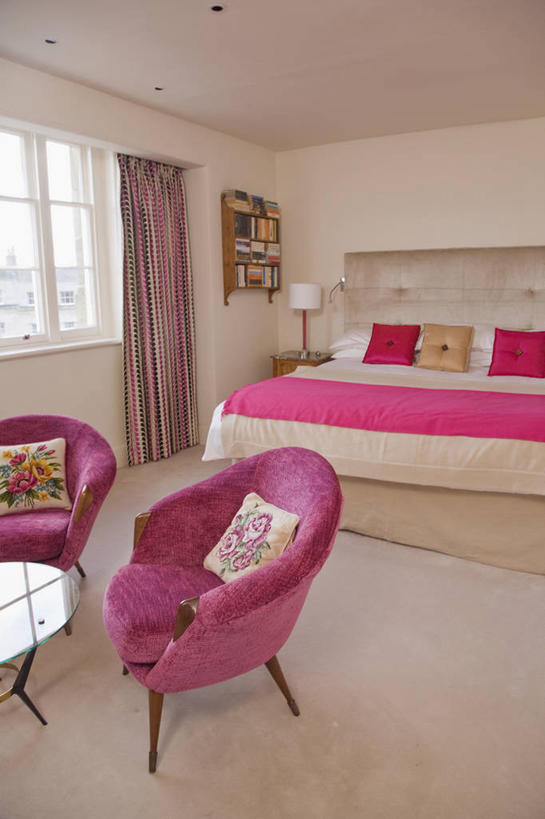 无人,竖图,彩色,室内,白天,床,地板,地毯,家具,卧室,床上用品,现代,英格兰,粉色,摄影,五颜六色,色彩斑斓,扶手椅,五彩缤纷,软垫,五彩斑斓,五光十色,切尔滕汉姆,彩图