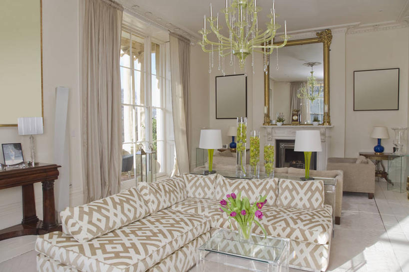 无人,横图,室内,白天,窗帘,地板,地毯,沙发,塑料,亚克力,角落,茶几,现代,英格兰,塑料制品,米色,摄影,起居室,水晶吊灯,亚加力,有机玻璃,式样,切尔滕汉姆,彩图,聚甲基丙烯酸甲酯,热塑性塑料