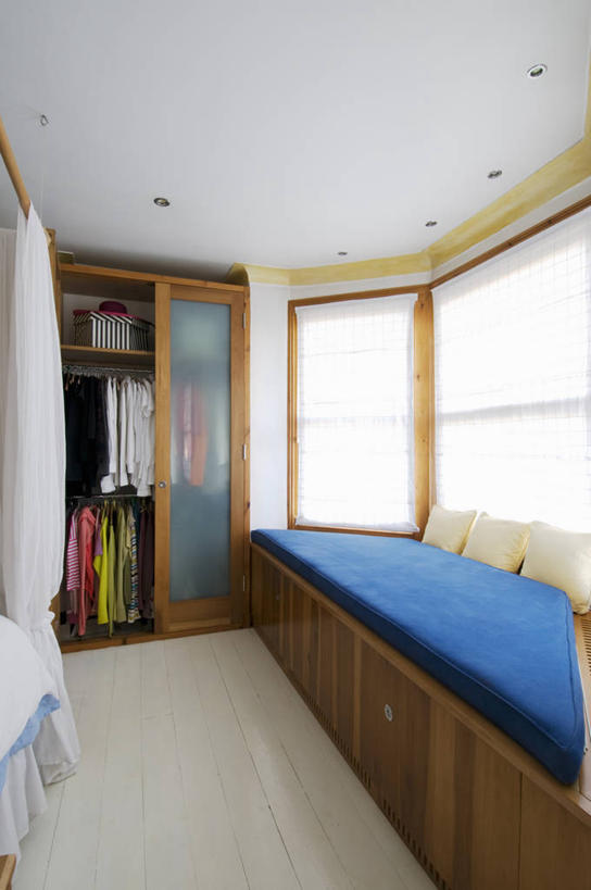 无人,竖图,室内,白天,地板,卧室,粉饼,长椅,壁橱,首都,现代,英格兰,座位,容器,箱子,工具箱,摄影,储藏,储存,软垫,彩图,贮存