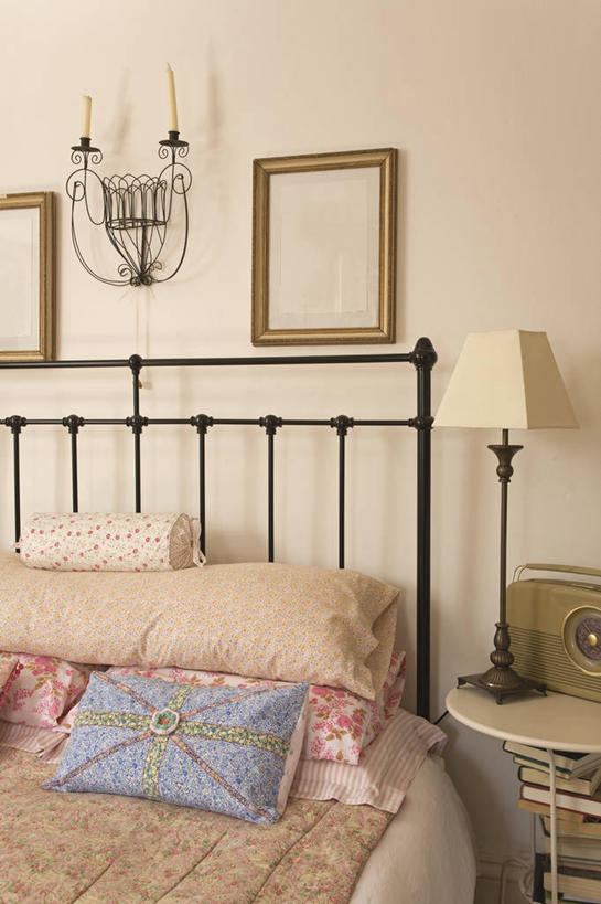 无人,竖图,室内,白天,床,卧室,纺织品,花纹,铁,金属,英格兰,灯,粉色,收音机,摄影,多样,软垫,式样,切尔滕汉姆,彩图,床架