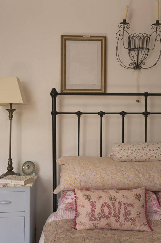 无人,竖图,室内,白天,床,卧室,纺织品,花纹,铁,金属,文字,英格兰,灯,粉色,摄影,多样,软垫,式样,切尔滕汉姆,彩图,爱,床架