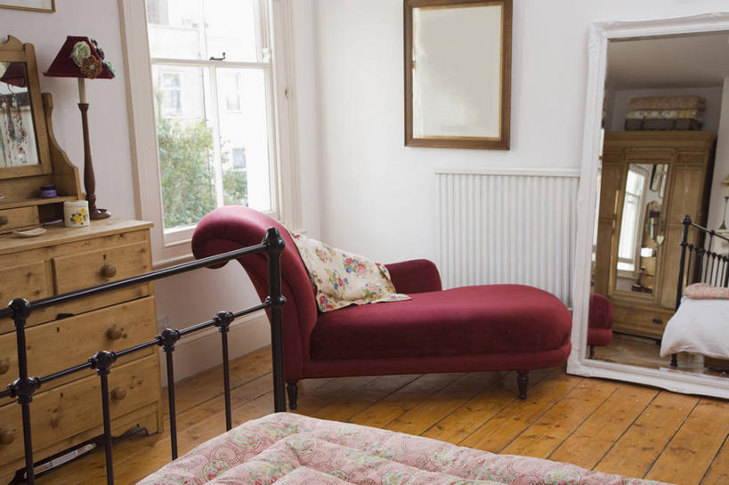 无人,横图,室内,白天,建材,床,地板,镜子,卧室,建筑,纺织品,花纹,铁,金属,材料,木板,木材,地面,英格兰,木地板,木柴,粉色,摄影,建造,木料,式样,硬木,切尔滕汉姆,彩图,床架