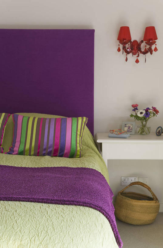 无人,竖图,彩色,室内,白天,床,卧室,条纹,床上用品,现代,英格兰,灯,绿色,紫色,摄影,五颜六色,色彩斑斓,五彩缤纷,软垫,五彩斑斓,式样,五光十色,伍斯特郡,彩图,装裱