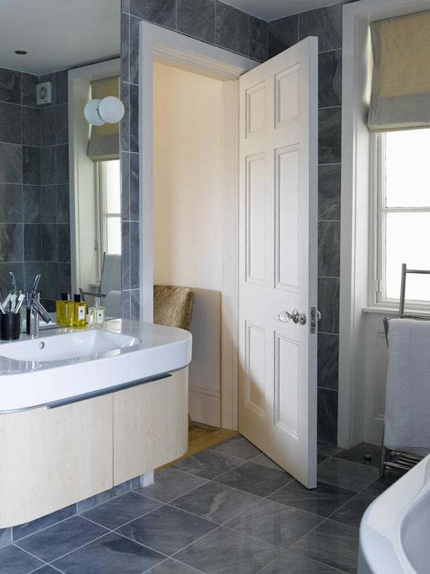 无人,竖图,室内,白天,地板,柜子,镜子,浴室,弯曲,瓷砖,水槽,现代,英格兰,灰色,摄影,药箱,彩图