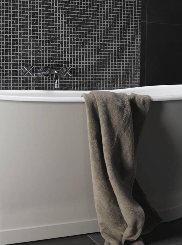 无人,竖图,室内,白天,浴室,花纹,瓷砖,水龙头,图案,墙,现代,英格兰,一个,黑色,灰色,毛巾,浴盆,摄影,影棚,单个,摄影棚,华贵,彩图,影棚拍摄,拍摄,装裱