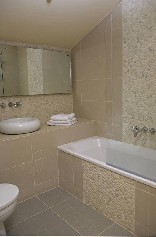 无人,竖图,室内,白天,地板,浴室,瓷砖,粉饼,水槽,墙,现代,英格兰,米色,浴盆,摄影,肌理,彩图