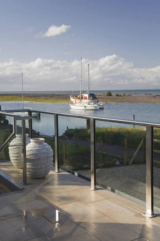 无人,竖图,室外,白天,海洋,河流,阳台,钢铁,眼镜,河岸,院子,现代,英格兰,摄影,住房,彩图