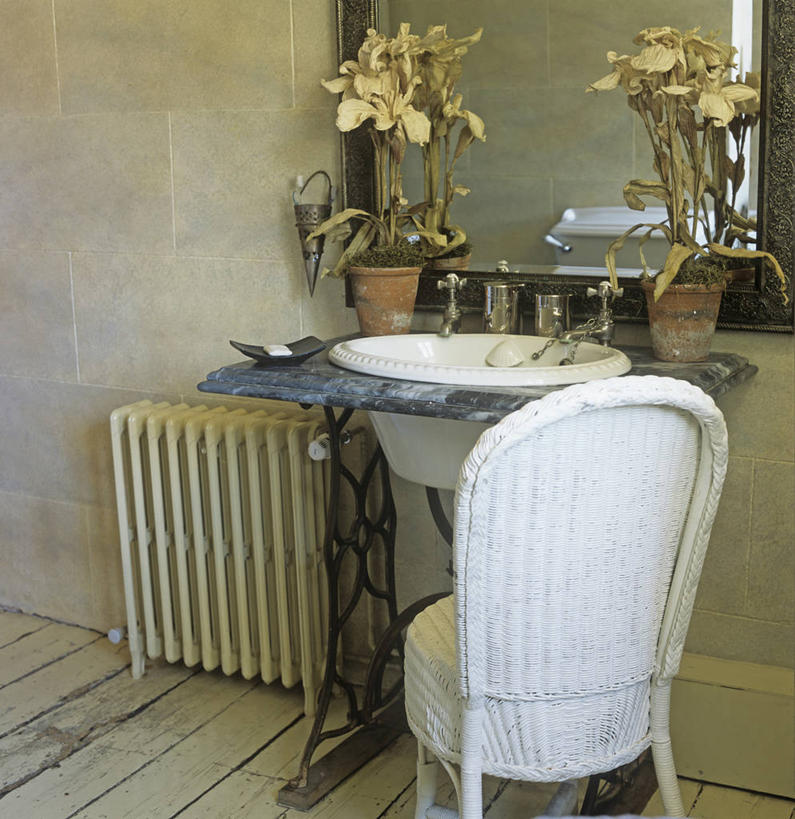 无人,竖图,方图,室内,白天,家具,镜子,浴室,椅子,装饰,水槽,大理石,英格兰,摄影,柳条,彩图,散热器