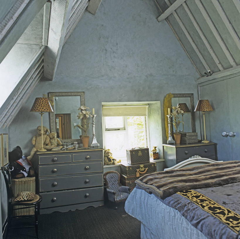 无人,横图,方图,室内,白天,床,阁楼,柜子,家具,卧室,墙,褐色,梳妆台,床上用品,英格兰,蓝色,灰色,容器,箱子,工具箱,摄影,储藏,储存,肌理,软垫,彩图,贮存