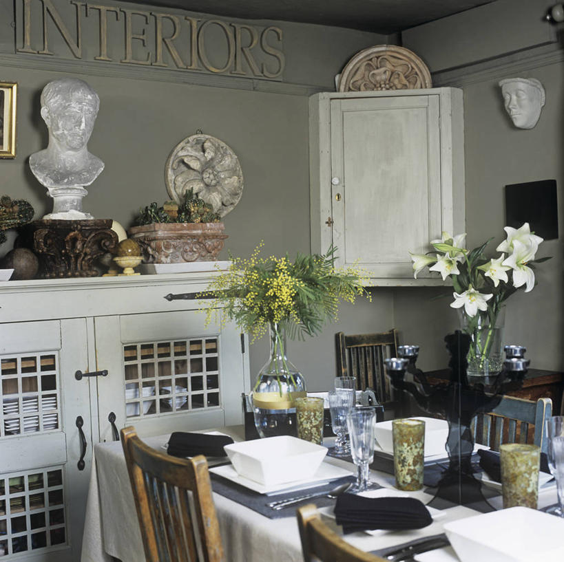 无人,横图,方图,室内,白天,桌子,餐具,椅子,雕塑,饭厅,墙,艺术品,现代,英格兰,灰色,插花,容器,箱子,工具箱,摄影,储藏,储存,收集,彩图,贮存,装裱