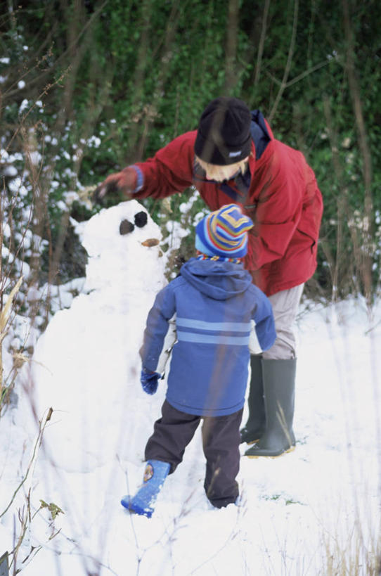 西方人,儿童,头发,人群,竖图,室外,白天,纯洁,雪,欧洲,欧洲人,雪人,冬天,图像,休闲装,小孩,衣服,概念,金色,季节,可爱,童年,童趣,摄影,年龄,种族,主题,童真,烂漫,无邪,构图,天真,女人,中年女性,白种人,孩子,休闲活动,彩图,时空