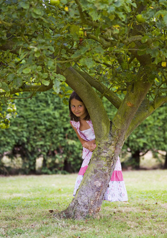 儿童,一个人,站,竖图,室外,白天,正面,仰视,纯洁,美景,仅一个女性,仅一个人,庭院,景观,休闲装,树干,小孩,衣服,自然,夏天,仅一个小孩,景色,可爱,乐趣,童年,童趣,摄影,生活方式,环境,隐藏,享乐,捉迷藏,自然风光,童真,烂漫,无邪,恶作剧,天真,女孩,女人,女性,孩子,彩图,低角度拍摄,女生
