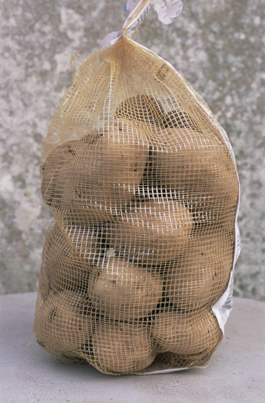 无人,竖图,室外,特写,白天,留白,农业,美景,蔬菜,静物,包,包装,网,景观,园艺,冬天,生食,食品,种子,铁丝网,饮食,自然,景色,摄影,生长,环境,金属丝,自然风光,马铃薯,彩图,全画面,全框架,全帧,全画幅