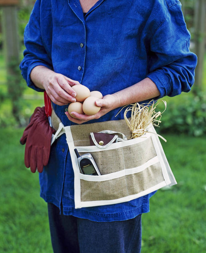 成年人,一个人,竖图,室外,特写,白天,美景,植物,仅一个女性,种植,景观,园艺,拿着,设备,腰带,物品,自然,职业,景色,摄影,自然风光,女人,休闲活动,彩图