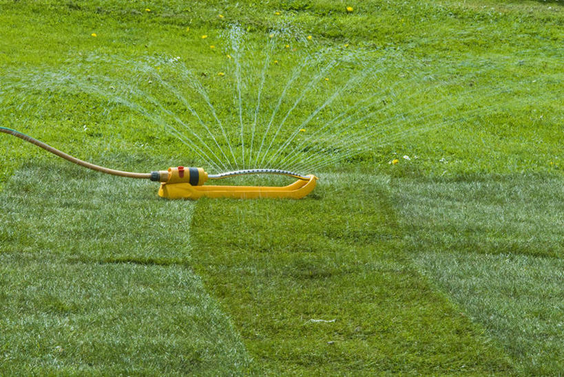 无人,横图,室外,白天,留白,草坪,水,喷,飞溅,工作,金属,弹簧,塑胶,园艺,设备,浇水,物品,草,黄色,绿色,草皮,春天,职业,摄影,软管,关爱,洒水机,彩图,割,家务劳动