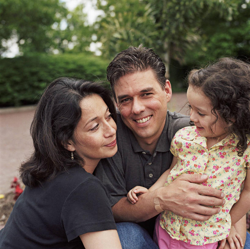 西方人,儿童,中年人,脸,头,脸颊,头发,三个人,人群,家庭,父母,母亲,父亲,女儿,儿子,坐,微笑,方图,室外,白天,正面,纯洁,欧洲,欧洲人,图像,休闲装,肩膀,小孩,衣服,黑色,手势,概念,温暖,温馨,一家人,可爱,童年,童趣,摄影,和睦,种族,肖像,视角,童真,烂漫,无邪,构图,异性恋,天真,男人,女孩,女人,女性,中年男性,中年女性,白种人,孩子,头部,脸部,脸蛋,面部,跪着,彩图,时空,伴侣,融洽,打手势,哥伦比亚人,态度