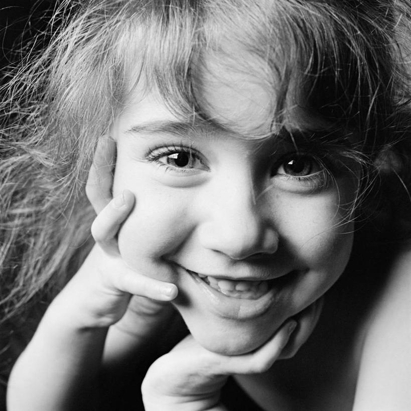 西方人,儿童,脸,头,眼睛,脸颊,一个人,微笑,方图,黑白,高对比度,室内,特写,快乐,纯洁,欧洲,欧洲人,仅一个女性,仅一个人,图像,肩膀,小孩,蓝色,手势,仅一个小孩,概念,可爱,童年,童趣,人体,摄影,种族,肖像,童真,烂漫,无邪,构图,无忧无虑,天真,女孩,女人,女性,白种人,孩子,头部,脸部,脸蛋,面部,影棚拍摄,时空,女生,打手势,白色人种,高加索人种,欧罗巴人种,摆拍,态度,性格