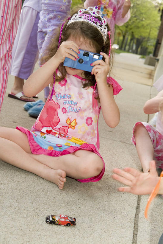 西方人,儿童,成年人,眼睛,人群,坐,竖图,室外,白天,聚会,生日,纯洁,帽子,相机,欧洲,欧洲人,庆祝,头饰,图像,休闲装,小孩,拍照,衣服,粉色,蓝色,概念,可爱,童年,童趣,摄影,年龄,人造,事件,种族,童真,烂漫,无邪,摄影器材,派对帽,写实,构图,天真,女孩,女人,女性,白种人,孩子,王冠,彩图,时空,白色人种,高加索人种,欧罗巴人种,加冕式