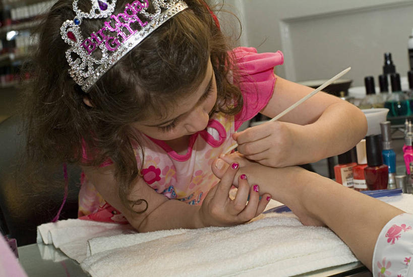 西方人,儿童,脸,头,眼睛,脸颊,一个人,两个人,美容师,横图,室内,白天,美容,聚会,商务,生日,探险,纯洁,欧洲,欧洲人,仅一个女性,仅一个人,庆祝,头饰,图像,指甲油,休闲装,肩膀,小孩,衣服,粉色,蓝色,仅一个小孩,概念,可爱,童年,童趣,人体,摄影,生长,活动,人造,化妆用品,事件,种族,主题,足,童真,烂漫,无邪,写实,构图,天真,女孩,女人,女性,白种人,孩子,头部,脸部,脸蛋,面部,王冠,休闲活动,半身,彩图,时空,女生,修脚,白色人种,高加索人种,欧罗巴人种,加冕式