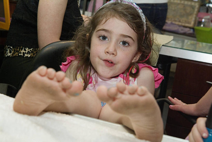 西方人,儿童,脸,头,眼睛,脸颊,一个人,坐,横图,室内,白天,正面,美容,聚会,生日,探险,纯洁,欧洲,欧洲人,仅一个女性,仅一个人,庆祝,图像,指甲油,休闲装,肩膀,小孩,衣服,粉色,蓝色,仅一个小孩,概念,可爱,童年,童趣,人体,摄影,生长,活动,人造,化妆用品,事件,种族,肖像,等,足,视角,童真,烂漫,无邪,写实,构图,天真,女孩,女人,女性,白种人,孩子,头部,脸部,脸蛋,面部,半身,彩图,时空,女生,名声,修脚,白色人种,高加索人种,欧罗巴人种