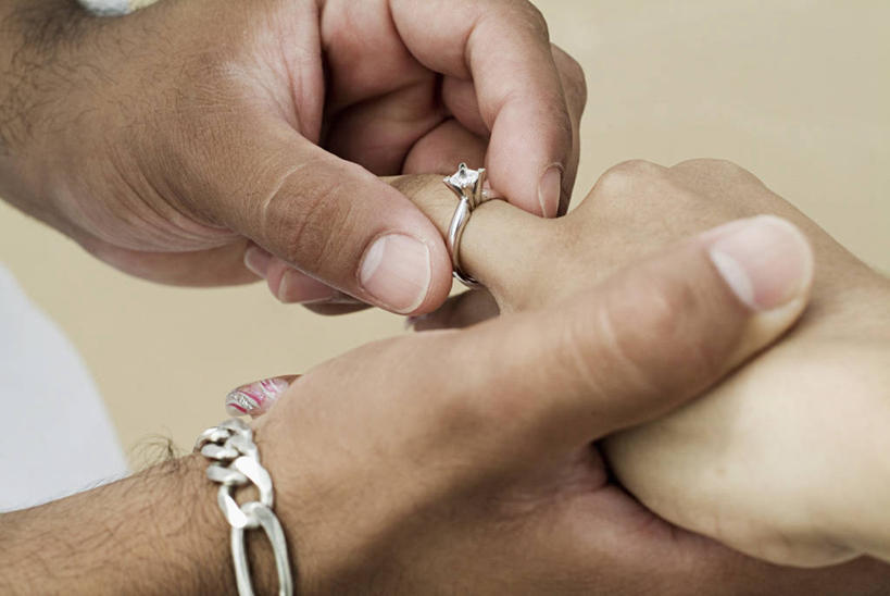 西方人,成年人,手,两个人,夫妻,丈夫,妻子,新娘,新郎,横图,室外,特写,白天,爱情,婚礼,旅游,度假,美景,珠宝,欧洲,欧洲人,沙子,景观,浪漫,图像,娱乐,钻石,自然,戒指,享受,休闲,概念,景色,恩爱,放松,人体,恋人,摄影,手镯,活动,种族,自然风光,自然现象,钻石戒指,婚姻,构图,异性恋,开端,男人,年轻男性,年轻女性,女人,白种人,年轻人,夫妇,情侣,海滩,彩图,爱,时空,伴侣,订婚,订婚戒指,贵重宝石