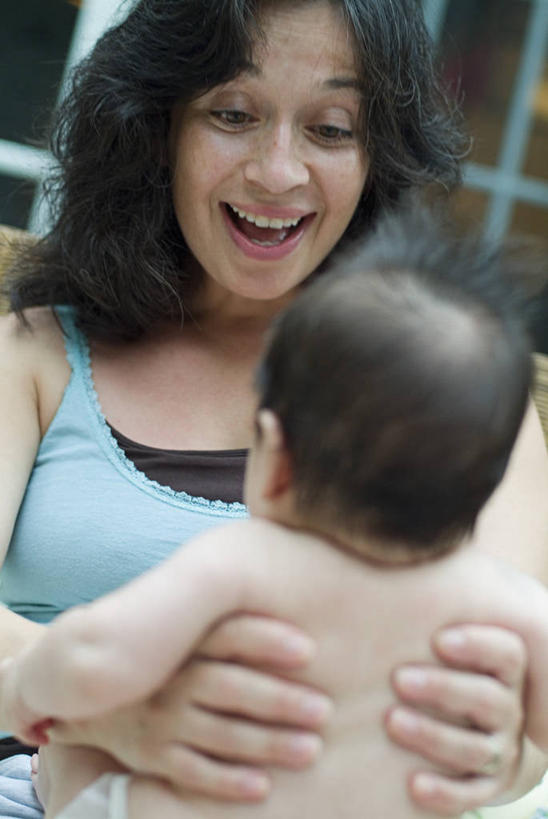 西方人,婴儿,儿童,成年人,中年人,脸,头,眼睛,脸颊,眉毛,睫毛,头发,两个人,家庭,父母,母亲,女儿,儿子,微笑,竖图,室外,白天,正面,快乐,通讯,纯洁,欧洲,欧洲人,瞳孔,图像,拿着,休闲装,裸露,肩膀,小孩,背面,衣服,绿色,黑色,概念,温暖,温馨,一家人,可爱,童年,眼部,摄影,活泼,活动,保护,年龄,和睦,享乐,种族,主题,宝宝,裸,视角,纯真,烂漫,无邪,构图,伶俐,天真,男性,女人,女性,中年女性,白种人,孩子,头部,睫,脸部,脸蛋,眉,面部,眼,眼睫毛,眼眉,触摸,半身,彩图,爱,时空,融洽,眼眉毛,哥伦比亚人