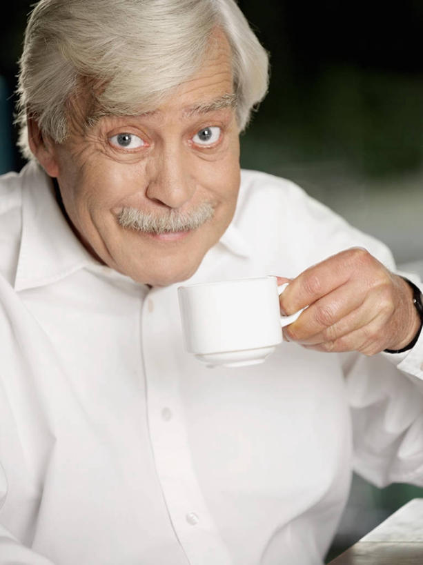 咖啡,西方人,成年人,老年人,皱纹,头发,一个人,坐,微笑,竖图,室内,特写,衬衫,茶,欧洲,欧洲人,仅一个男性,仅一个人,食品,咖啡杯,饮品,图像,杯,拿着,休闲装,饮食,食物,饮料,衣服,白色,仅一个老年男性,概念,表,摄影,腕表,毛发,可口,种族,主题,肖像,热饮,构图,适口,老年男性,男人,男性,白种人,小胡子,茶杯,触摸,半身,彩图,时空,假笑