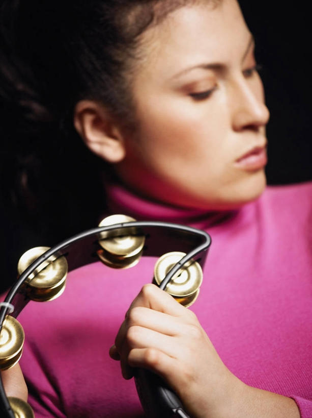 西方人,成年人,脸,头,脸颊,一个人,竖图,室内,特写,正面,欧洲,欧洲人,仅一个年轻女性,仅一个女性,仅一个人,表演,黑色背景,乐器,音乐,图像,拿着,休闲装,表演者,肩膀,衣服,黑色,概念,摄影,手鼓,专心,摇动,种族,主题,音乐人,视角,渴望,构图,技能,年轻女性,女人,女性,白种人,年轻人,头部,脸部,脸蛋,面部,闭着眼睛,彩图,影棚拍摄,时空,高领毛衣,领口