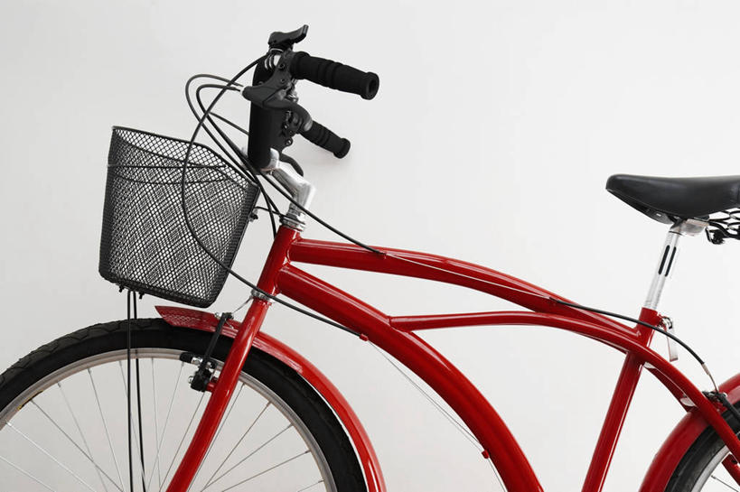 无人,横图,室内,特写,白色背景,侧面,自行车,汽车,篮子,图像,车,脚踏车,一个,红色,白色,车轮,容器,交通工具,运输,摄影,单个,部分,停止,人造,载具,主题,暂停,手把,视角,汽车部件,停滞,构图,彩图,影棚拍摄,旅行,时空
