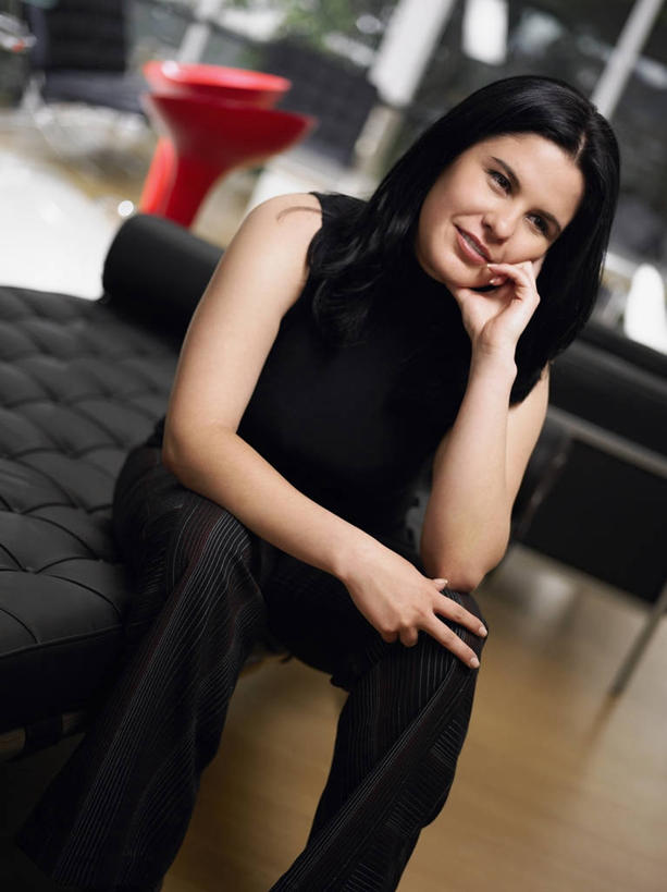 西方人,成年人,头发,一个人,坐,笑,微笑,露齿笑,竖图,室内,特写,白天,正面,幸福,建材,地板,沙发,建筑,椅子,欧洲,欧洲人,仅一个年轻女性,仅一个女性,仅一个人,撑,裤子,材料,木板,木材,地面,图像,托腮,休闲装,木地板,座位,木柴,衣服,黑色,看,托,概念,放松,摄影,建造,木料,起居室,种族,近景,托下巴,主题,视角,构图,硬木,复合地板,年轻女性,女人,女性,白种人,年轻人,长发,外衣,上装,休闲活动,触摸,彩图,时空