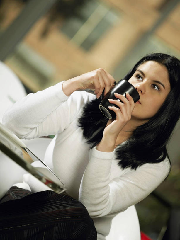 咖啡,西方人,成年人,头发,一个人,坐,竖图,室内,特写,白天,正面,家具,桌子,餐具,椅子,欧洲,欧洲人,仅一个年轻女性,仅一个女性,仅一个人,喝,裤子,食品,咖啡杯,饮品,图像,杯,拿着,休闲装,饮食,座位,食物,饮料,衣服,黑色,茶碟,马克杯,看,概念,思考,放松,摄影,可口,种族,近景,主题,视角,热饮,构图,适口,年轻女性,女人,女性,白种人,年轻人,长发,外衣,上装,休闲活动,彩图,咖啡馆,时空