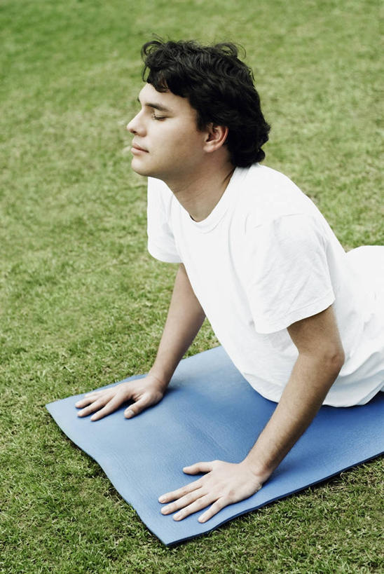 西方人,成年人,头发,一个人,竖图,室外,特写,白天,侧面,锻炼,运动,欧洲,欧洲人,仅一个男性,仅一个人,伸展,毯子,T恤,图像,休闲装,运动器械,草,仅一个年轻男性,衣服,黑色,瑜伽垫,垫子,概念,健身器械,瑜珈,摄影,种族,主题,健身器材,瑜伽毯,视角,弹性,眼镜蛇式,构图,男人,男性,年轻男性,白种人,年轻人,闭着眼睛,半身,彩图,时空,运动器材