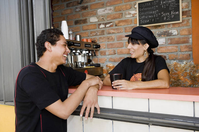 咖啡,西方人,成年人,中年人,老年人,脸,头,脸颊,头发,两个人,笑,微笑,露齿笑,横图,室外,特写,白天,正面,侧面,幸福,珠宝,欧洲,欧洲人,吊挂,连接,悬挂,工作,标志,数字,文字,墙,食品,咖啡杯,饮品,挂,T恤,图像,杯,休闲装,砖墙,饮食,肩膀,菜单,食物,饮料,衣服,黑色,马克杯,黑板,概念,面对面,放松,服务,摄影,收银台,英文字母,咖啡机,可口,种族,上菜,主题,文档,消息,用具,视角,热饮,耳饰,构图,茶水间,适口,老年女性,男人,年轻男性,女人,白种人,年轻人,头部,长发,脸部,脸蛋,面部,侍者,说话,半身,彩图,爱,咖啡馆,时空,咖啡师