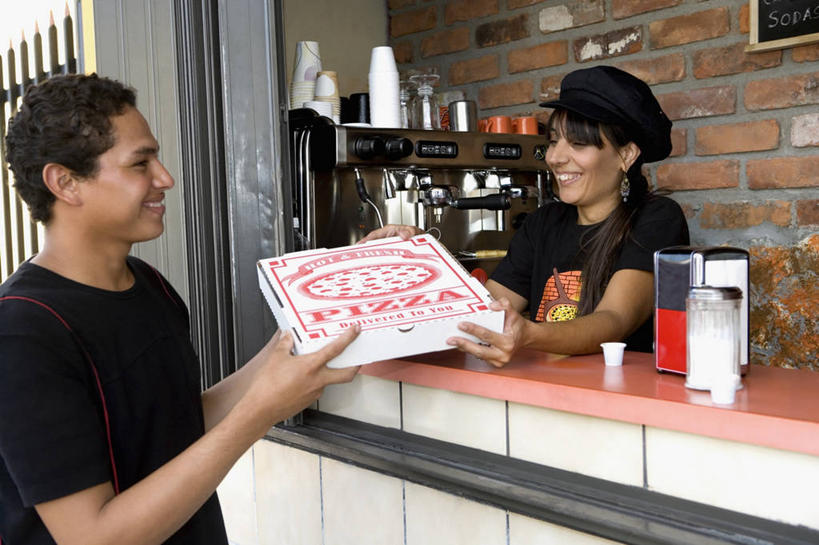 西方人,成年人,中年人,脸,头,脸颊,两个人,服务员,笑,微笑,露齿笑,横图,室外,白天,正面,商务,快乐,幸福,消费,珠宝,欧洲,欧洲人,工作,文字,百叶窗,墙,食品,饮品,T恤,图像,杯,拿着,注视,休闲装,砖墙,饮食,顾客,肩膀,盒子,食物,饮料,衣服,观察,看,概念,面对面,鸭舌帽,零售,服务,摄影,收银台,观看,英文字母,察看,咖啡机,关注,可口,种族,一次性杯子,上菜,主题,用具,视角,披萨盒,比萨饼,耳饰,构图,适口,大写字母,男人,年轻男性,女人,中年女性,白种人,年轻人,头部,长发,发型,直发,脸部,脸蛋,面部,服务生,侍者,彩图,咖啡馆,给予,时空,咖啡师,软帽