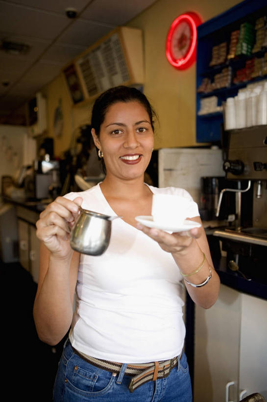 西方人,中年人,头发,一个人,站,笑,微笑,露齿笑,竖图,室内,正面,快乐,幸福,餐具,珠宝,欧洲,欧洲人,仅一个女性,仅一个人,裤子,工作,时间,墙,食品,咖啡杯,饮品,图像,杯,拿着,牛仔裤,休闲装,饮食,食物,饮料,衣服,黑色,茶碟,马克杯,仅一个中年女性,概念,表,服务,摄影,腕表,咖啡机,可口,清新,种族,一次性杯子,上菜,主题,肖像,用具,视角,热饮,计时工具,耳饰,构图,适口,女人,女性,中年女性,白种人,侍者,钟,上装,半身,彩图,咖啡馆,时空,咖啡师,摆拍