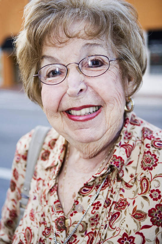 西方人,成年人,老年人,脸,头,嘴,脸颊,皱纹,头发,一个人,笑,微笑,露齿笑,竖图,室外,特写,白天,正面,幸福,项链,珠宝,欧洲,欧洲人,仅一个女性,仅一个人,眼镜,图像,肩膀,概念,人体,摄影,仅一个老年女性,种族,主题,肖像,视角,耳饰,构图,老年女性,女人,女性,白种人,头部,口,口腔,脸部,脸蛋,面部,嘴巴,嘴唇,休闲活动,彩图,时空,金链