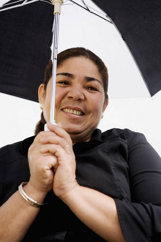 西方人,成年人,中年人,老年人,一个人,站,笑,微笑,露齿笑,竖图,室外,特写,白天,正面,仰视,衬衫,快乐,幸福,珠宝,欧洲,欧洲人,仅一个女性,仅一个人,伞,图像,拿着,休闲装,衣服,仅一个中年女性,概念,摄影,手镯,保护,袖子,种族,肖像,视角,耳饰,构图,女人,女性,中年女性,白种人,彩图,低角度拍摄,时空