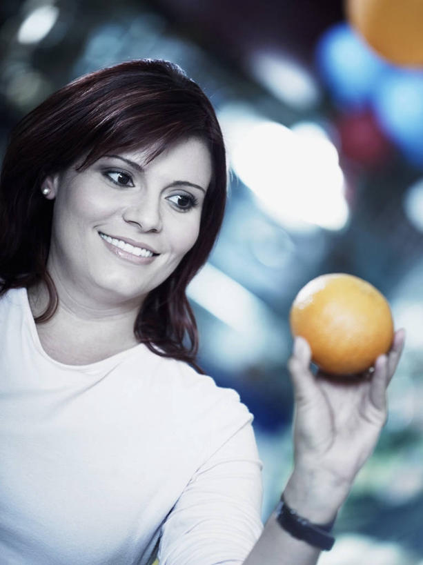 西方人,成年人,脸,头,脸颊,一个人,笑,微笑,露齿笑,竖图,室内,特写,正面,快乐,幸福,水果,欧洲,欧洲人,仅一个年轻女性,仅一个女性,仅一个人,食品,图像,拿着,休闲装,饮食,肩膀,衣服,看,概念,摄影,染发,种族,主题,视角,柑橘属,健康食物,构图,年轻女性,女人,女性,白种人,年轻人,头部,脸部,脸蛋,面部,桔子,彩图,时空